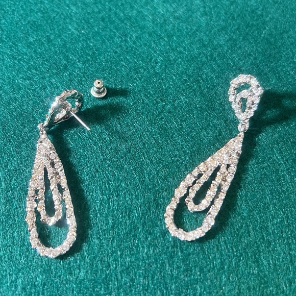 Sample pristine earrings - rhodium plated Swarovski Crystal inlay. NWT - Picture 3 of 3